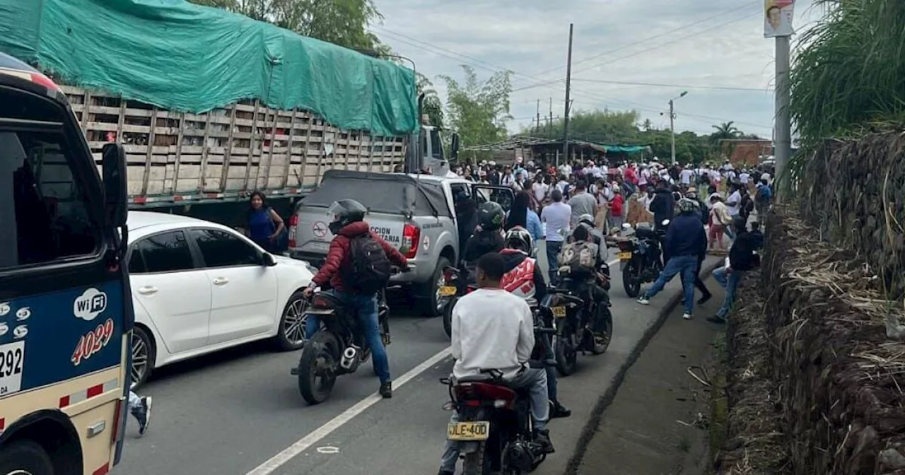 Vía Panamericana: estudiantes en Santander de Quilichao bloquean entre Cali