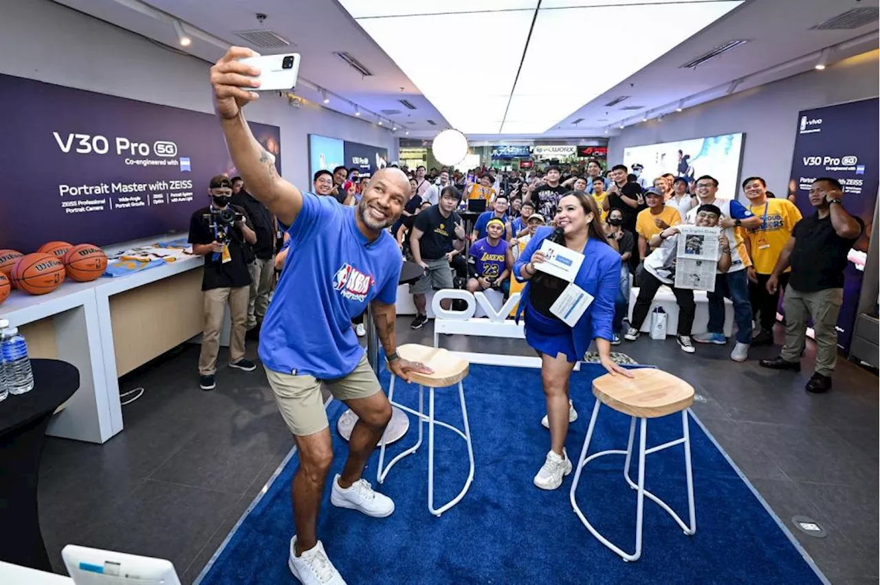 NBA champion Derek Fisher takes groufie with fans using vivo V30 Pro