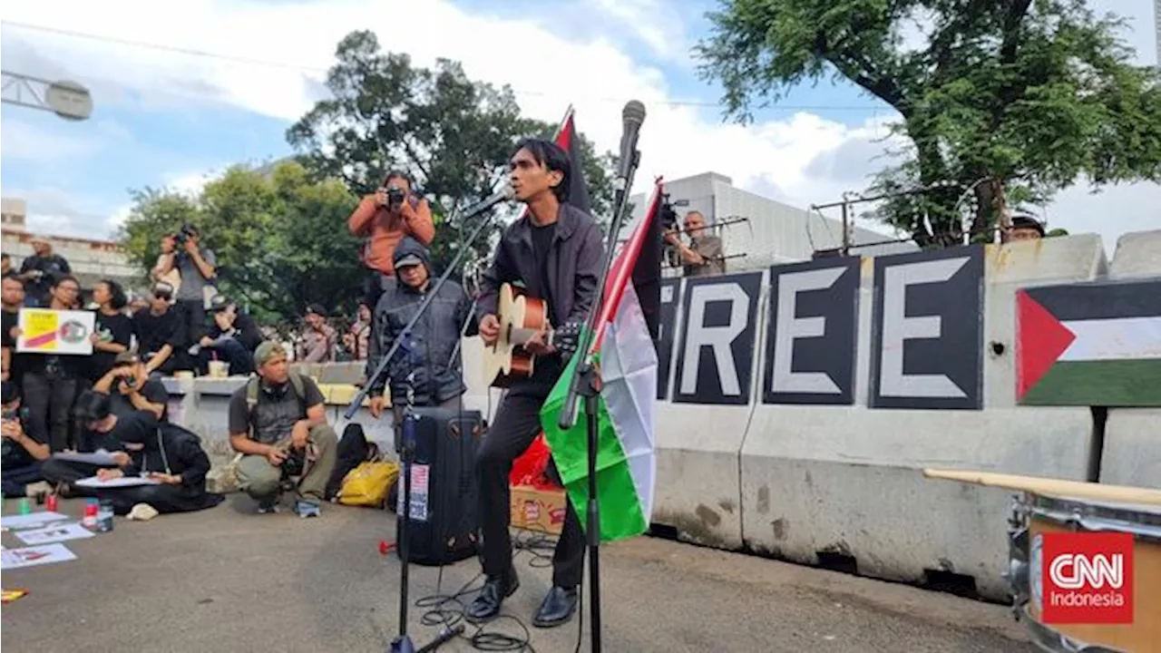 Aksi Bela Palestina di Depan Kedubes AS, Massa Gunakan Pakaian Hitam