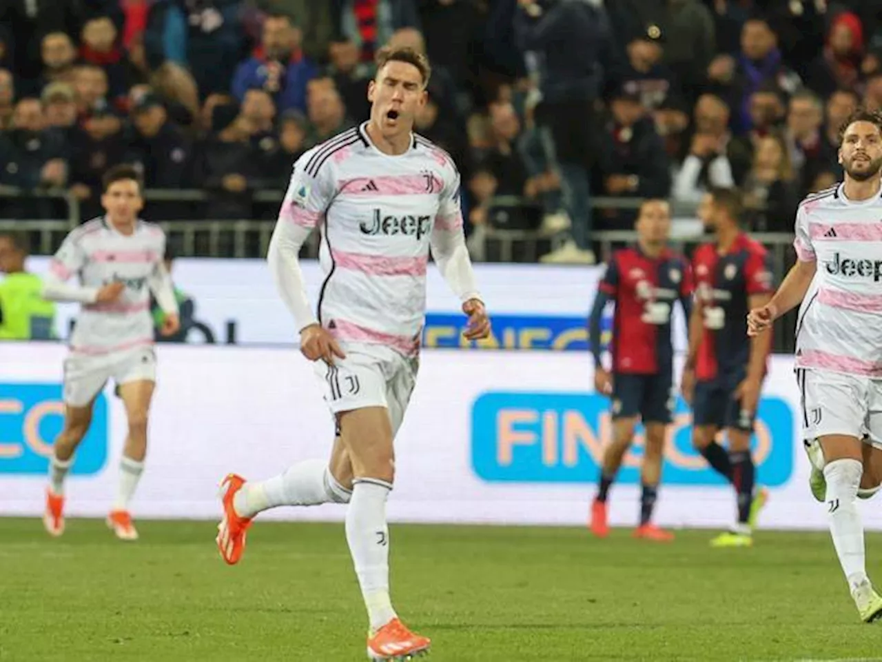 La Juventus pareggia in rimonta col Cagliari: 2-2 gol di Gaetano, Mina, Vlahovic e autorete di Dossena