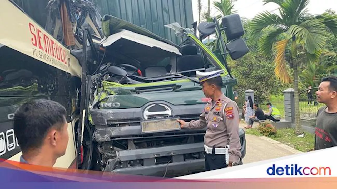 Bus Sembodo Tabrakan dengan Truk di Sijunjung, 3 Orang Luka-luka