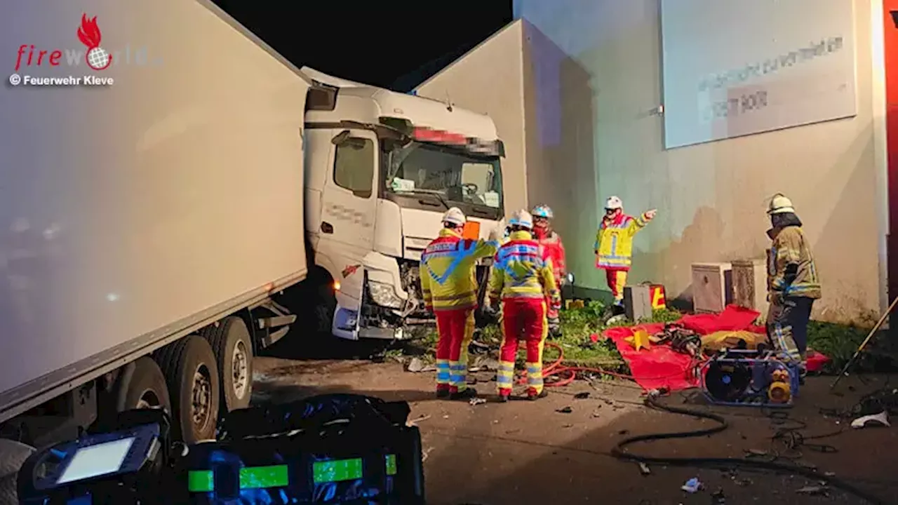 D: Sattelschlepper schiebt Kleinbus an Hauswand → zwei Tote und zwei Schwerverletzte in Kleve