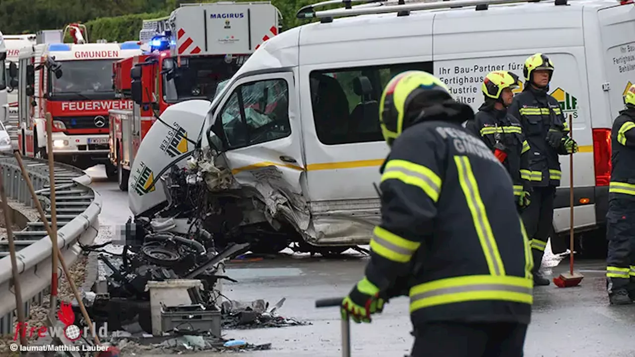 Oö: Motorblock herausgerissen → Kollision Kleintransporter und Pkw bei Gmunden