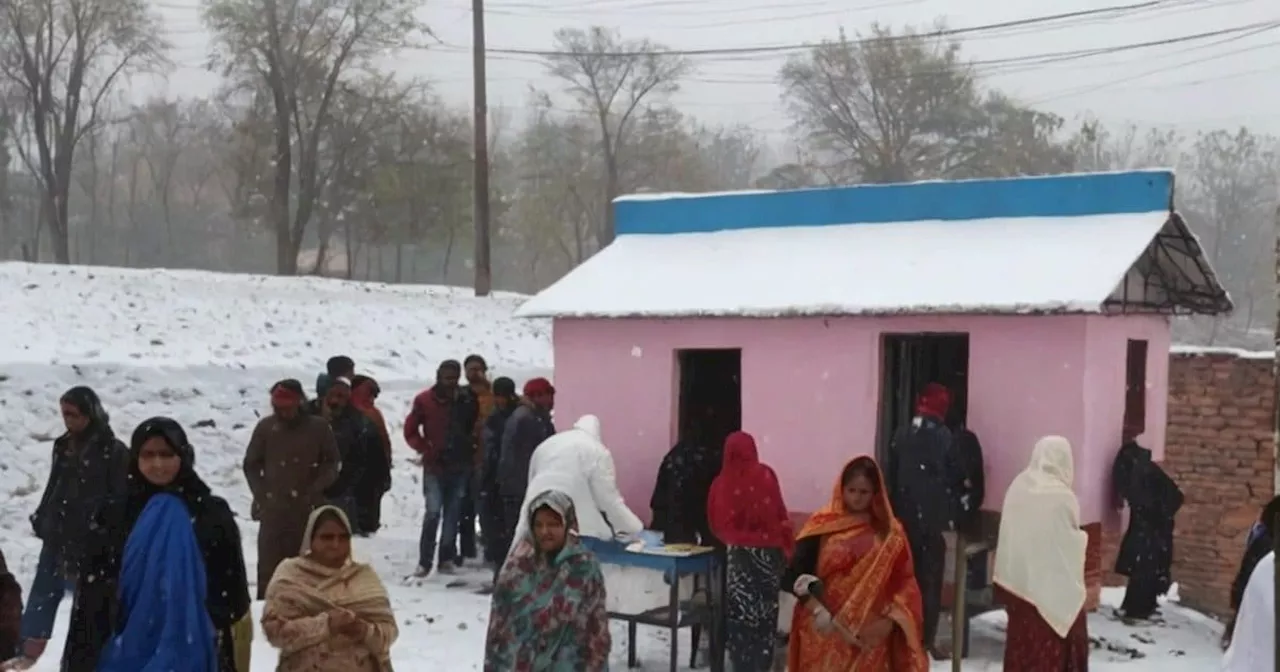 लोकसभा चुनाव के बीच दुबई की तरह बिगड़ा मौसम, अचानक शुरू हुई बर्फबारी, वोट डालते दिखे लोग, देखें AI की बनाई...