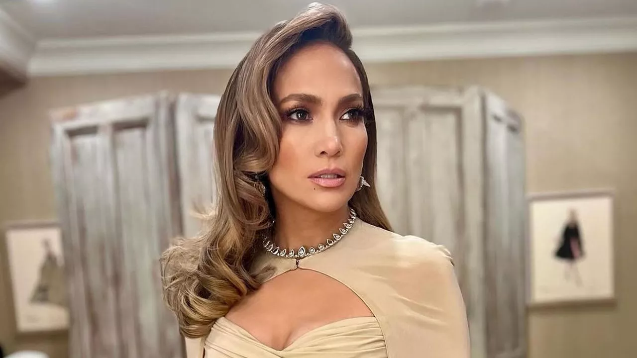 Jennifer Lopez se apodera de Nueva York con el vestido con corsé drapeado que favorece siempre