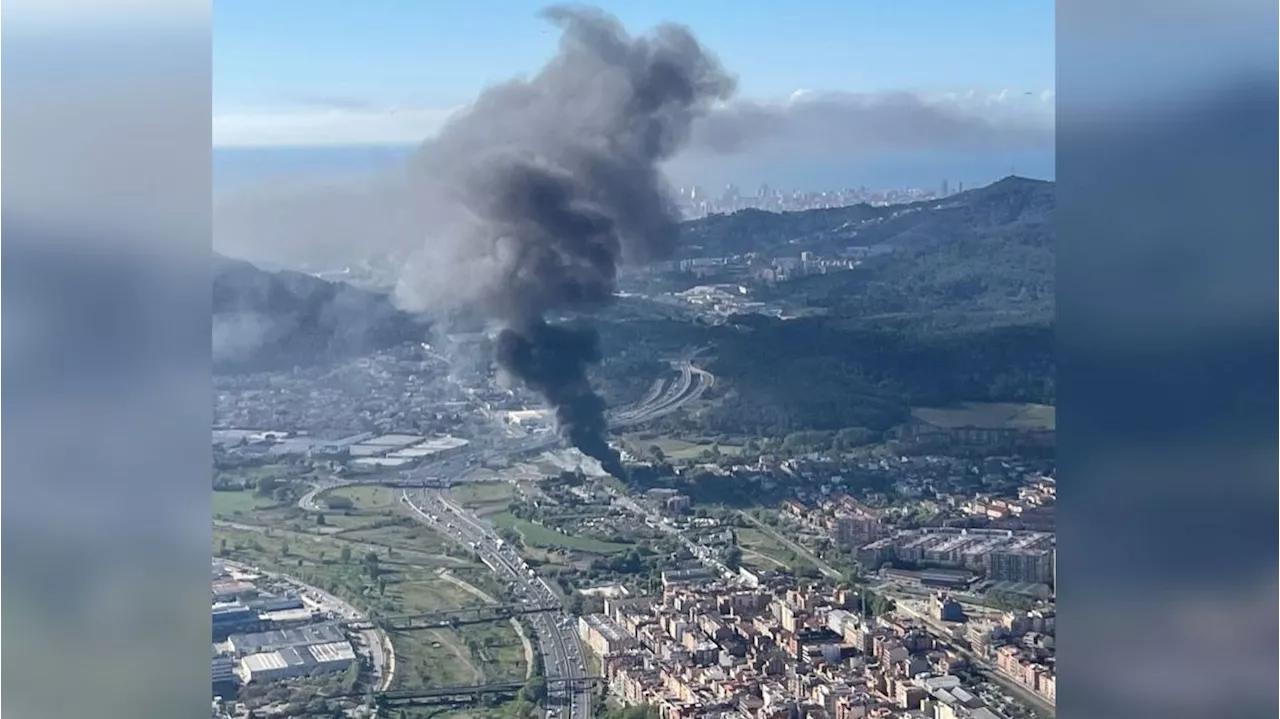 Un incendio en un punto limpio deja una gran columna de humo en Barcelona