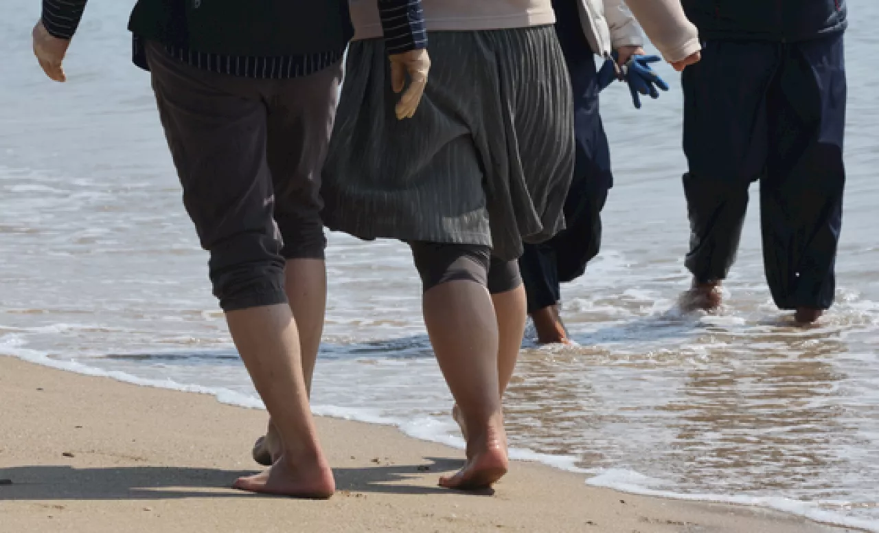 “잠 잘오고 독소 빠져” 맨발걷기 성지된 부산 해수욕장