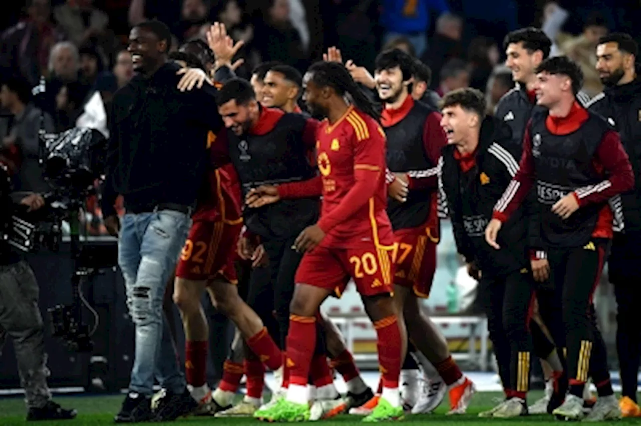 Ten-man Roma beat Milan to set up Europa League semi-final with Leverkusen