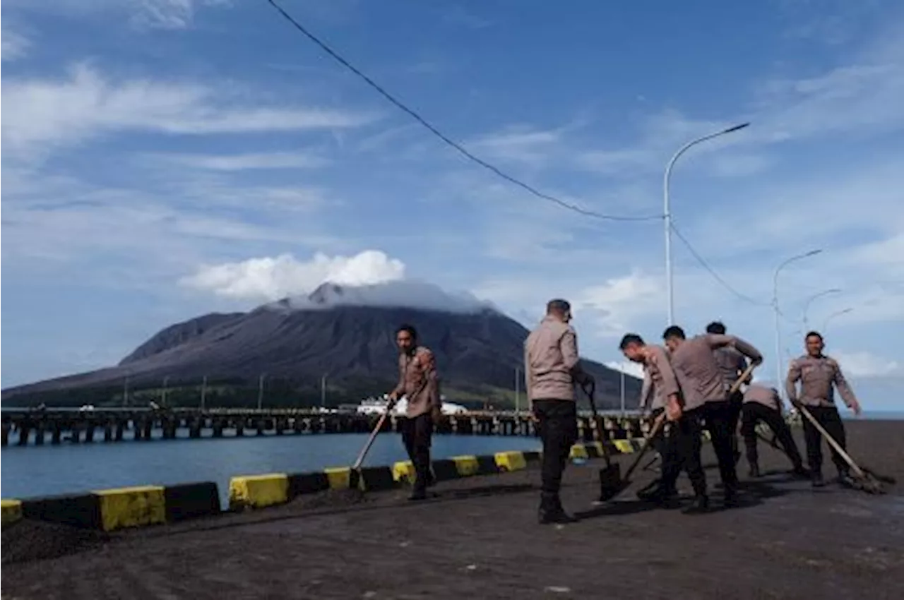 BNPB Sebut Abu Vulkanik Gunung Ruang Ganggu Penerbangan