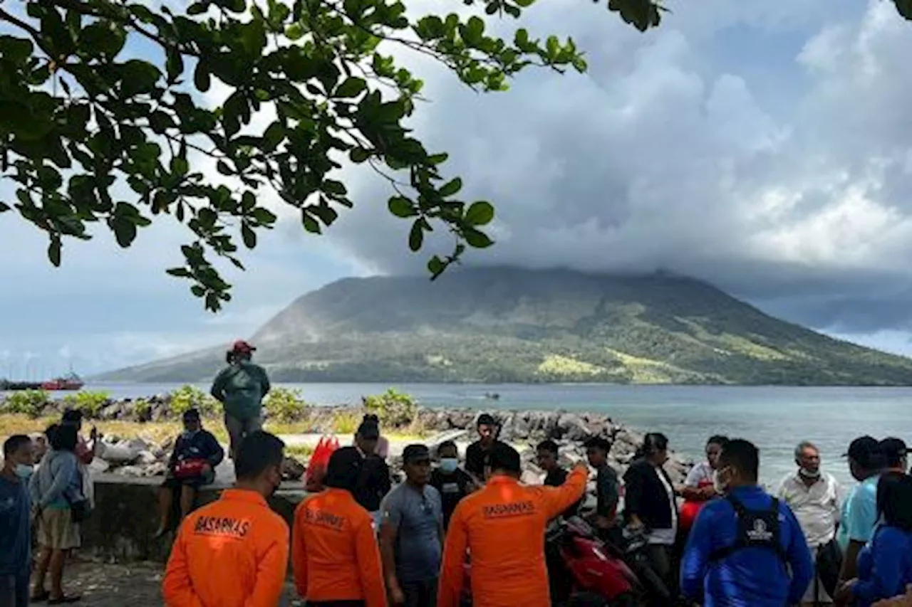 Tim SAR Manado Himbau Warga Tagulandang Mengungsi Akibat Erupsi Gunung Ruang