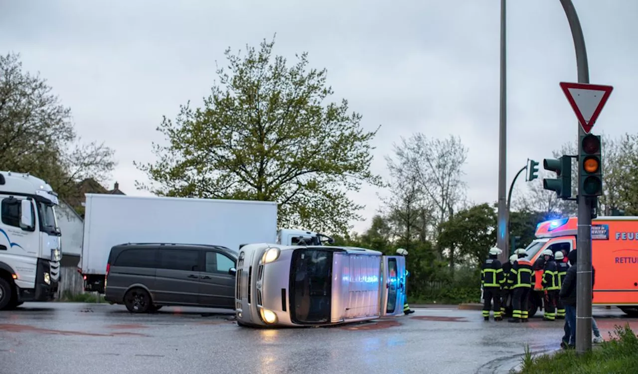 Kreuzung in Hamburg: Vans krachen ineinander – dann kippt einer auf die Seite