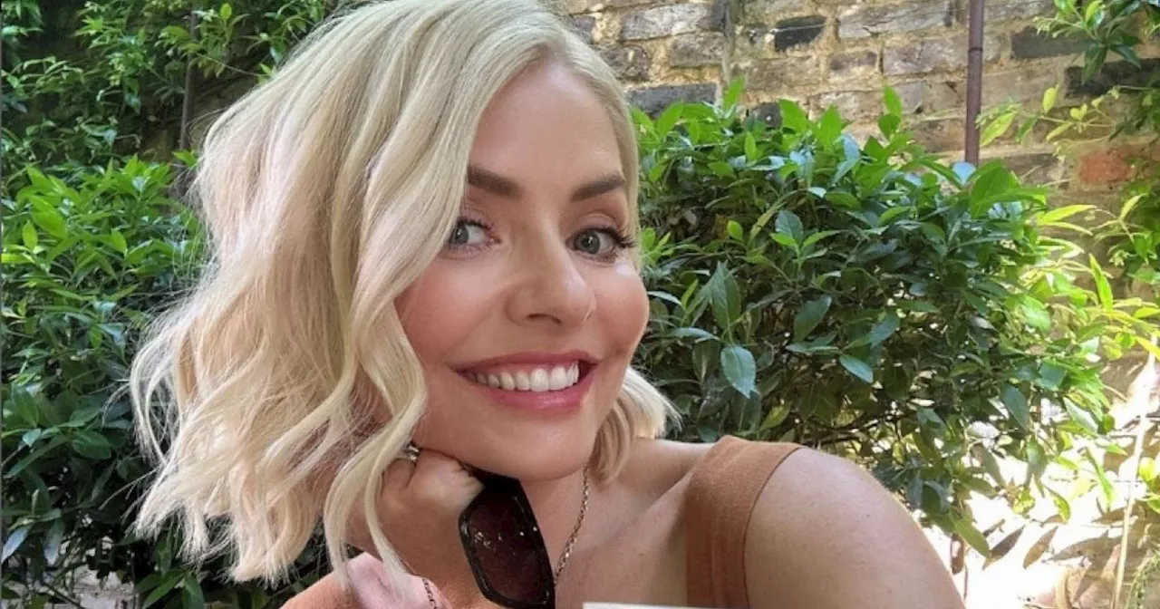 Holly Willoughby's leaving dinner with famous pals before jetting away for show