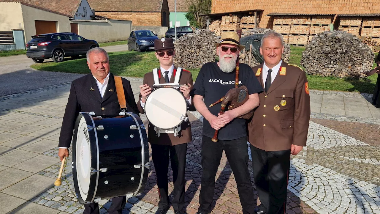 Beim Festmarsch der Feuerwehr erklang plötzlich der Dudelsack