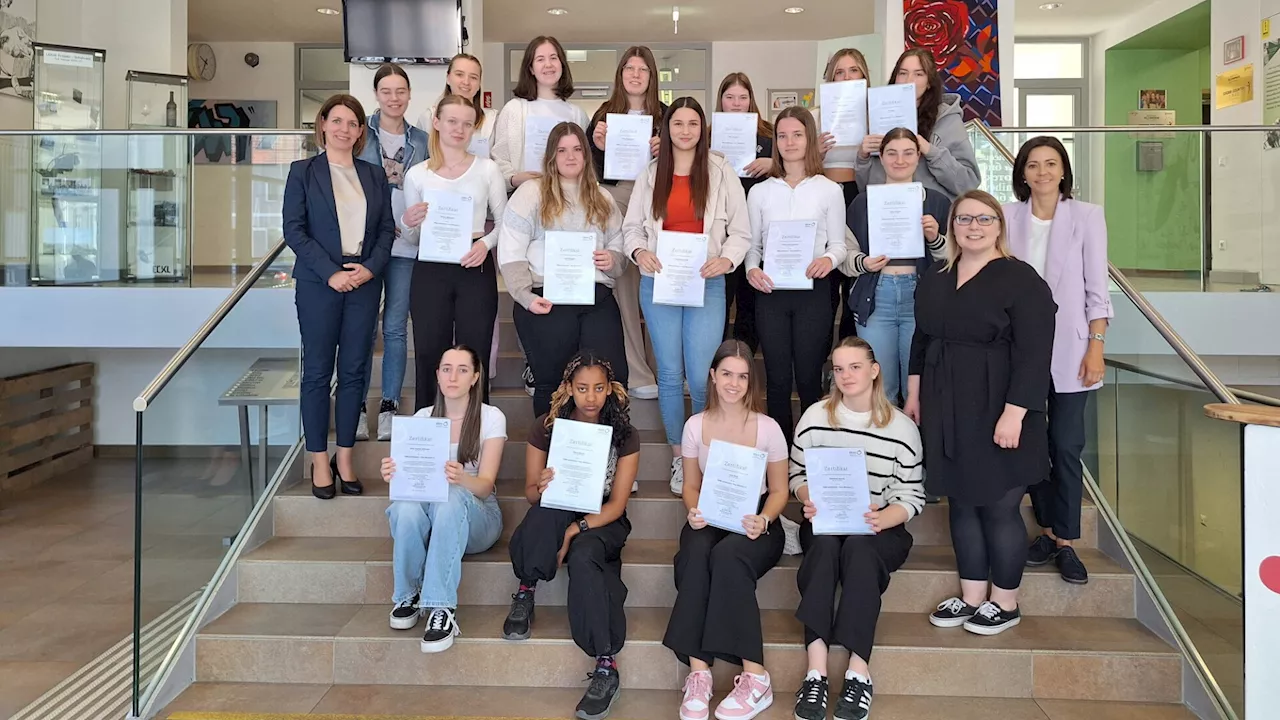 Folke Tegetthoff machte die HLW Hollabrunn zur „Schule des Zuhörens“