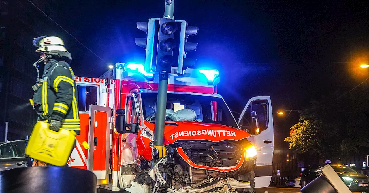 Auto kracht in Gütersloher Rettungswagen: Bielefelder Fußgängerin in Lebensgefahr