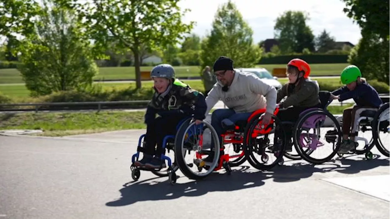 Kinder im Rollstuhl trainieren auf Skaterbahn für den Alltag