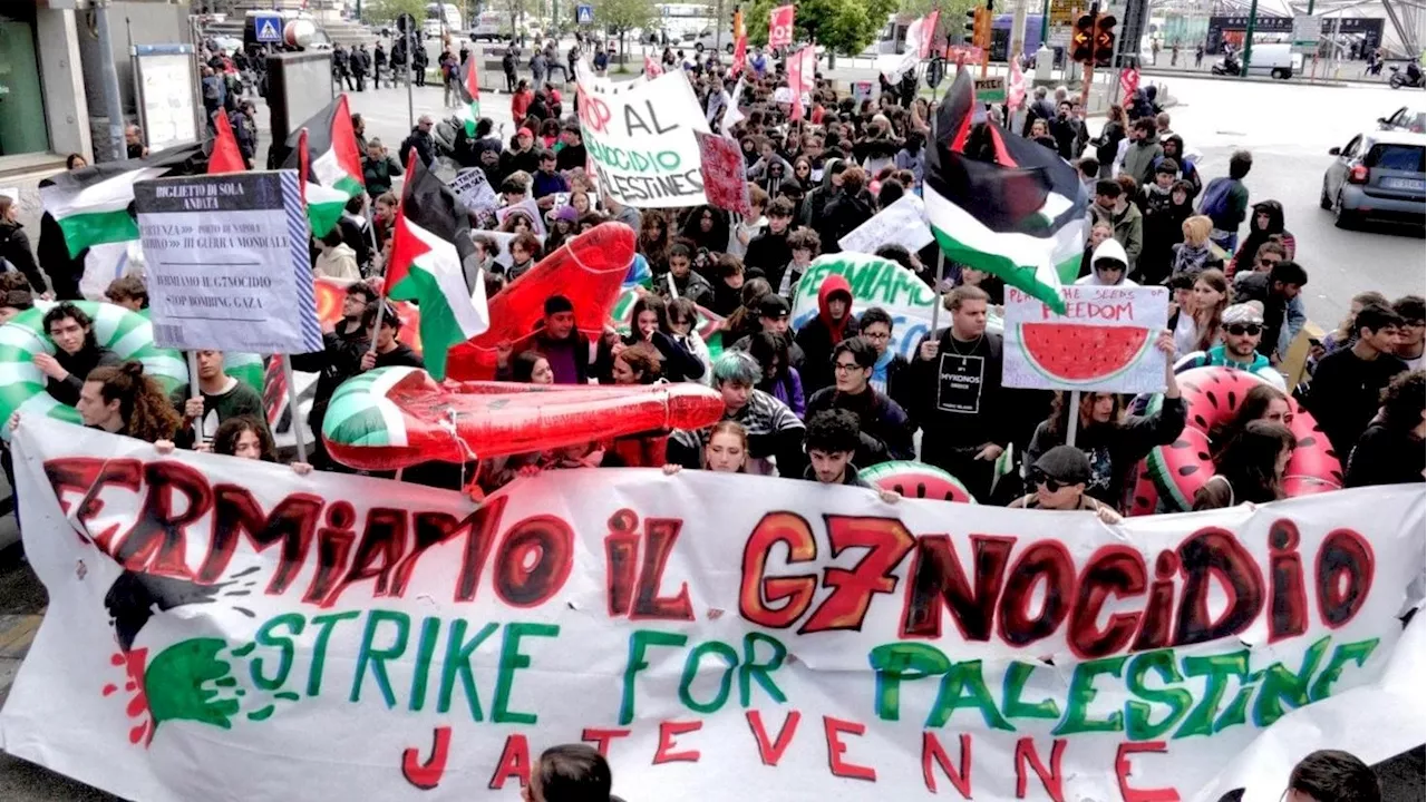 Tornano i cortei Fridays for Future: sciopero per il clima contro il G7 riunito a Capri