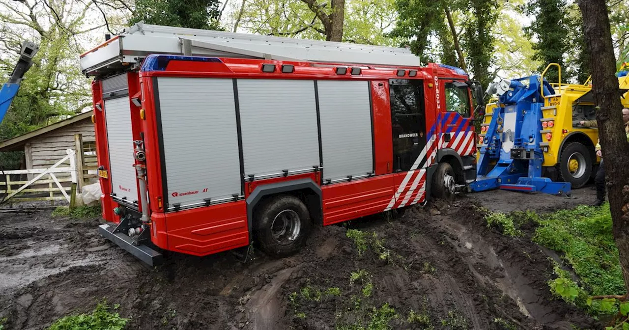 Te water geraakte brandweerauto in Roden uit greppel getrokken