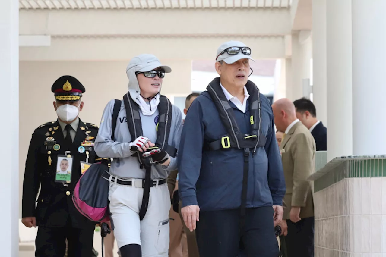 ‘ในหลวง’ ทอดพระเนตร ‘พระราชินี’ ทรงร่วมแข่งขันเรือใบข้ามอ่าว เส้นทางชะอำ-อ่าวเตยงาม