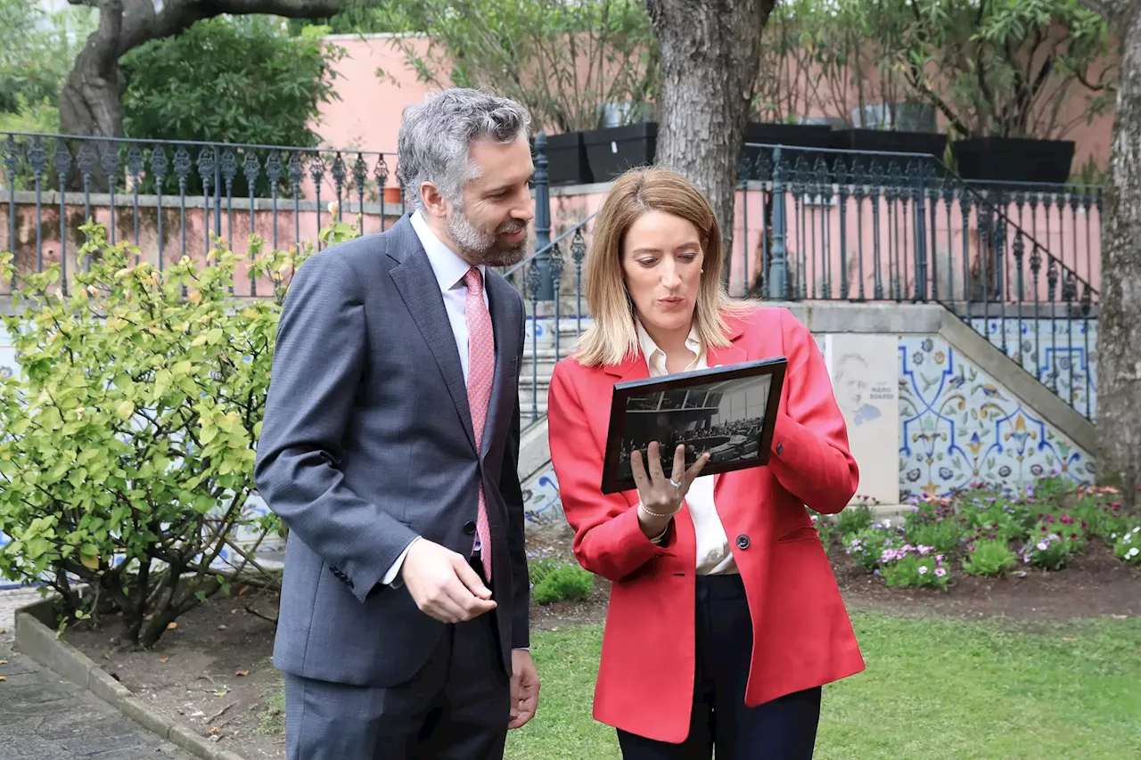 Metsola e Pedro Nuno trocam presentes sobre Mário Soares