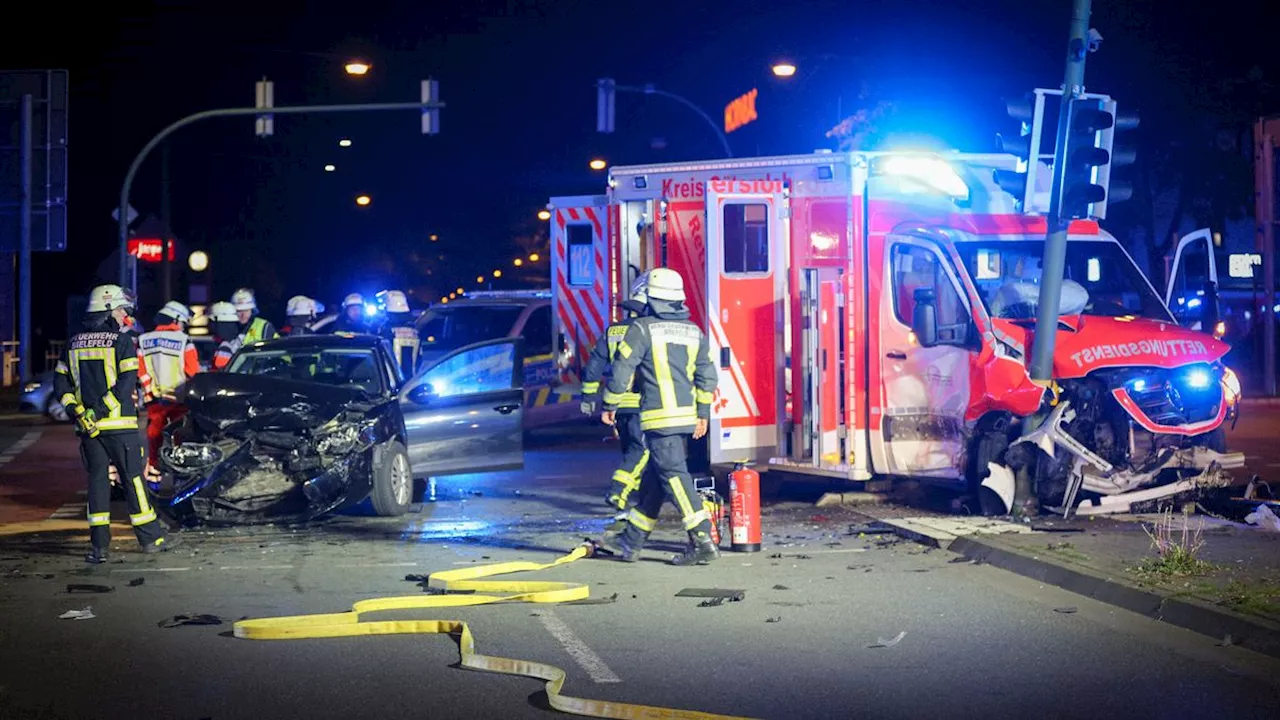 Kreuzung in Bielefeld: Unfall mit Rettungswagen – Fußgängerin in Lebensgefahr