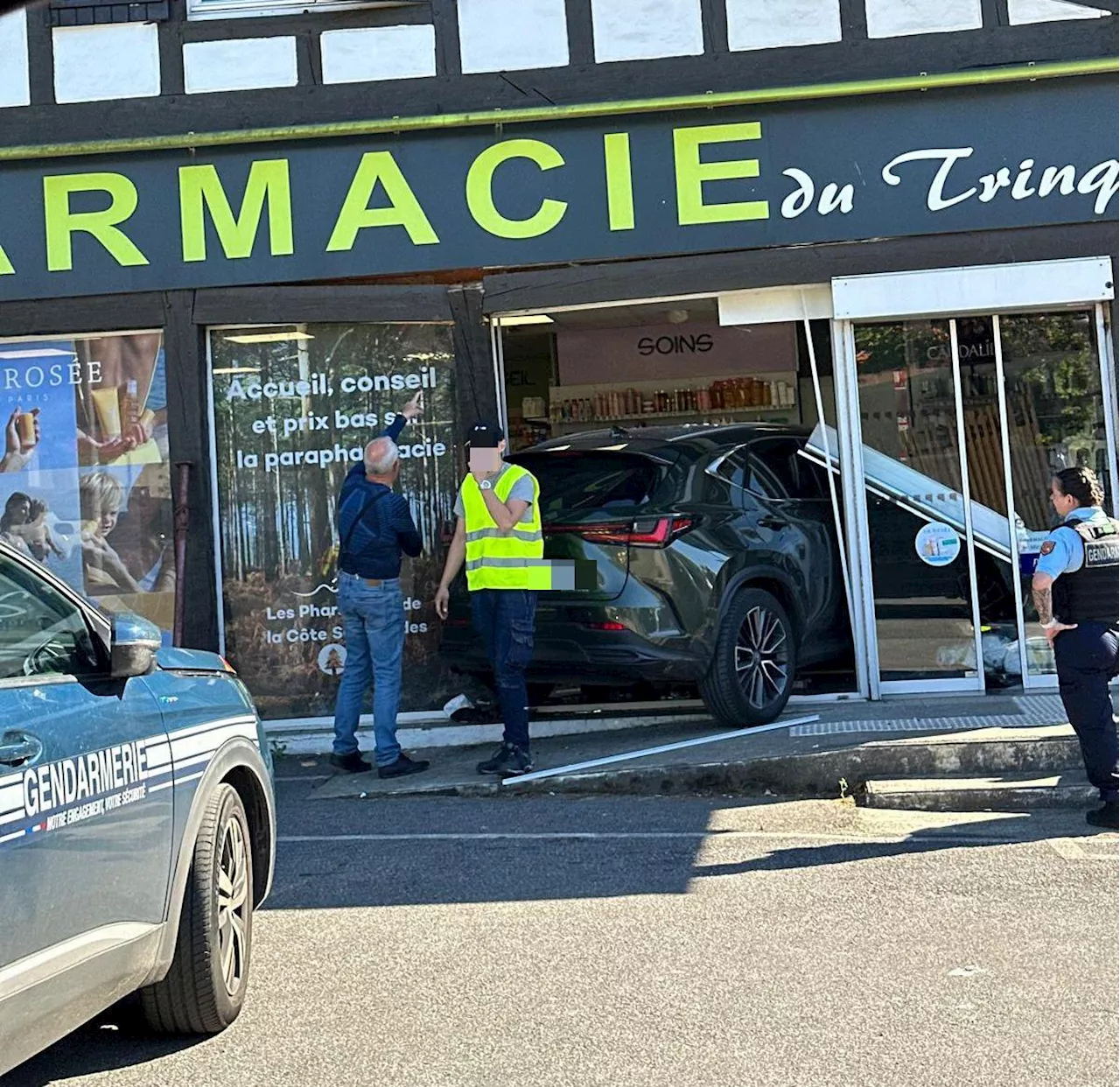 Une voiture entre dans une pharmacie : accident spectaculaire à Soorts-Hossegor dans les Landes