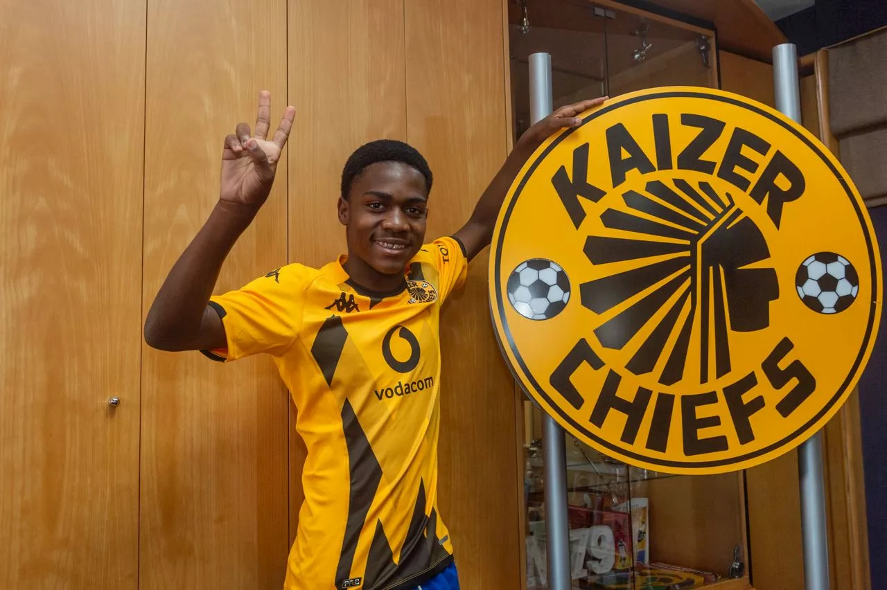 Kaizer Chiefs tie down teenager Mfundo Vilakazi until 2028: Will he play this weekend?