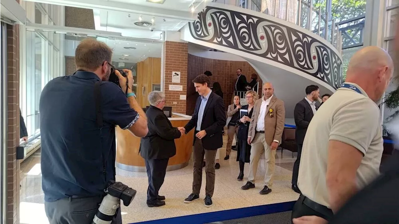 Trudeau stops at Victoria City Hall to chat with mayor