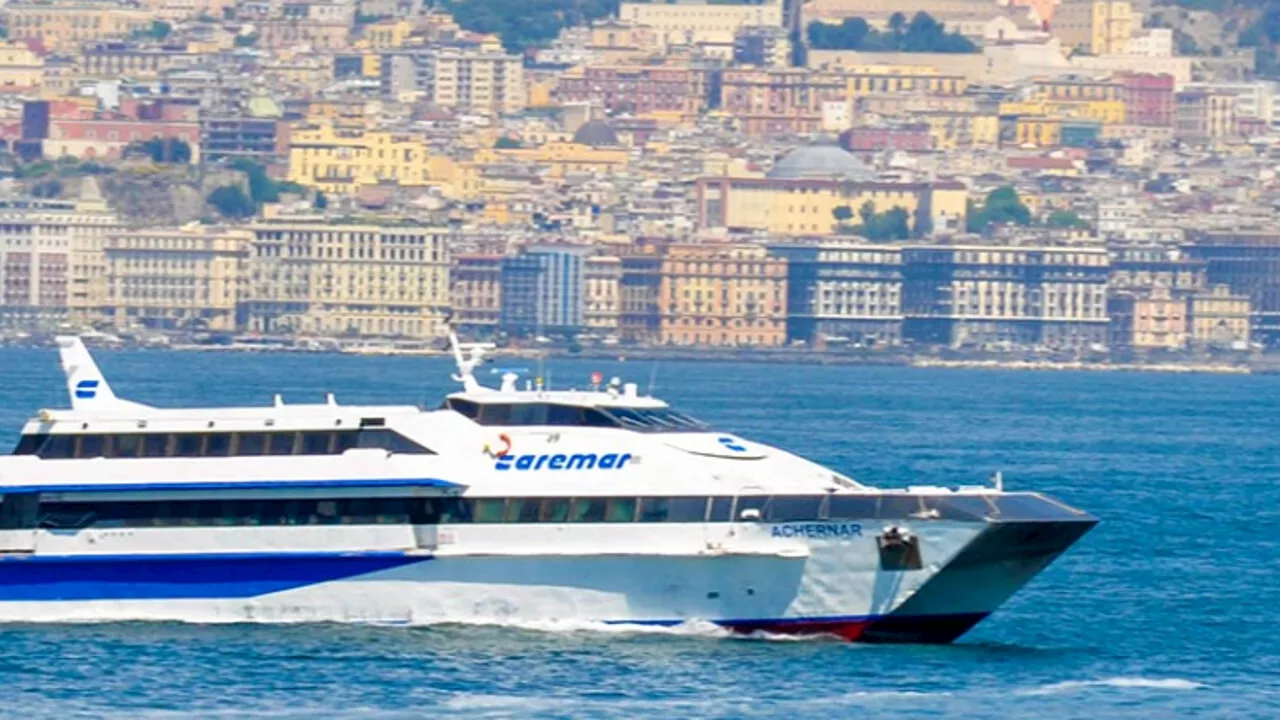 Nave finisce contro la banchina nel porto di Napoli: almeno 30 feriti