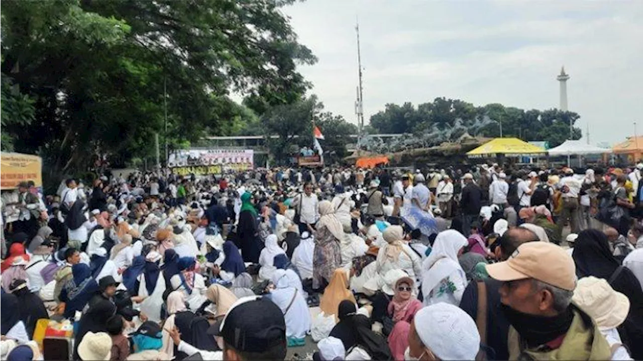 Aksi Demo Dua Kubu Pro dan Kontra MK di Patung Kuda Sempat Diwarnai Saling Lempar Botol Hingga Batu