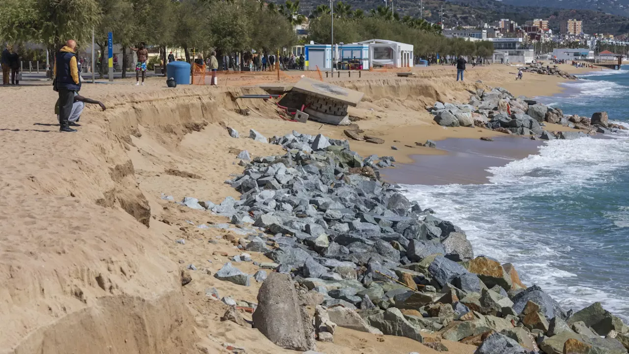 Las imágenes de la situación de 'fragilidad máxima' en que han quedado las playas metropolitanas de Barcelona tras el temporal