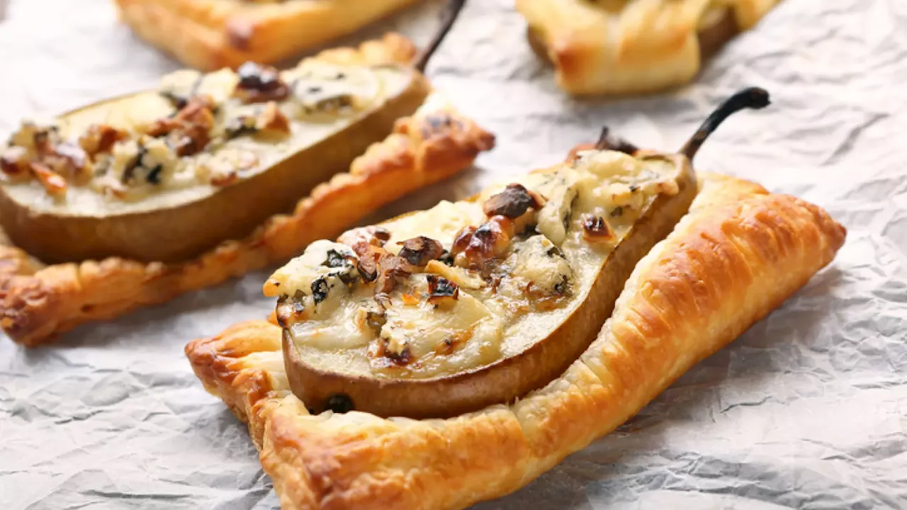 Peras hojaldradas con gorgonzola y nueces, una aperitivo cremoso perfecto innovar en tu próxima cena