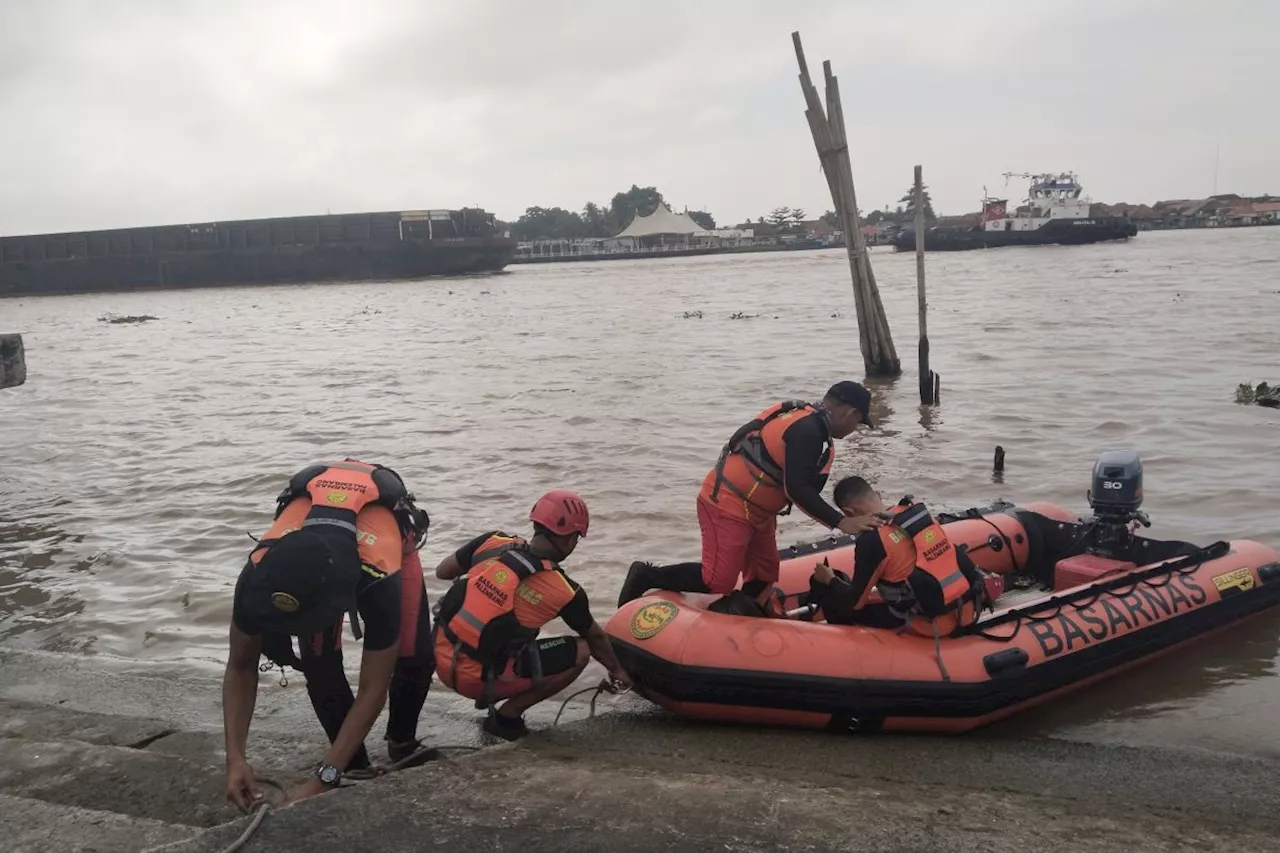 Basarnas sisir Sungai Musi cari satu korban ledakan kapal jukung