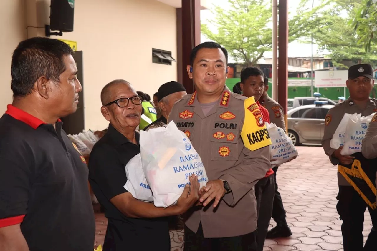 Polres Metro Jakpus bagikan 500 paket sembako untuk masyarakat