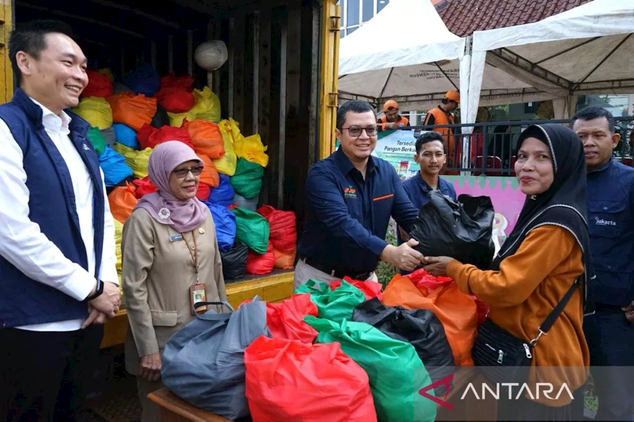 PT JIEP Distributes Affordable Food Packages to the Community during Ramadan