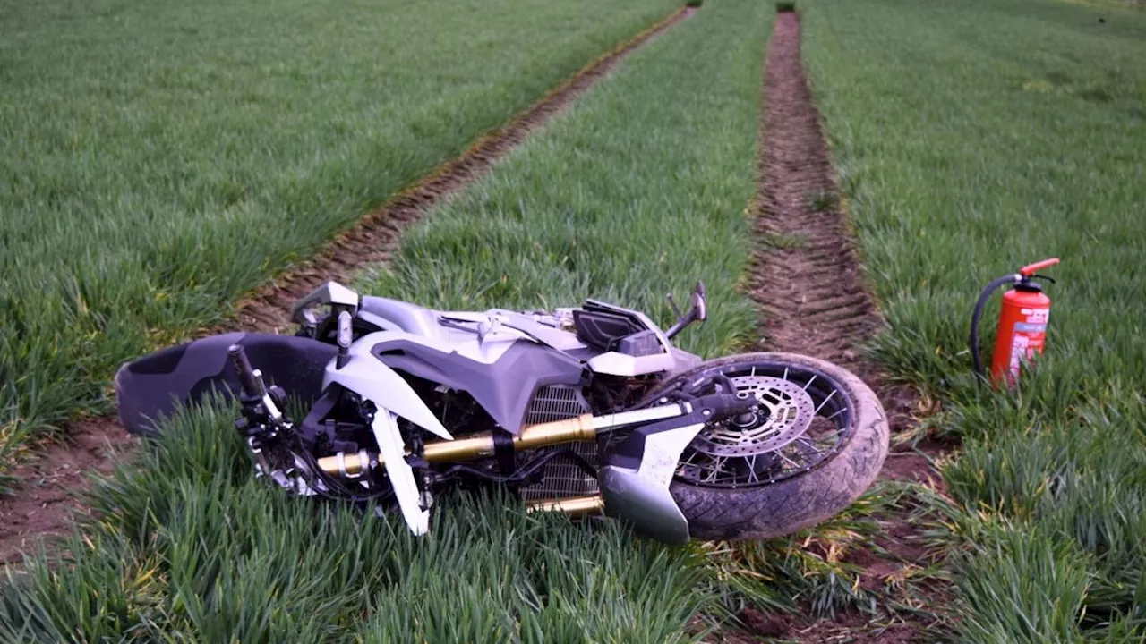 Motorradfahrer kommt von Straße ab und stirbt