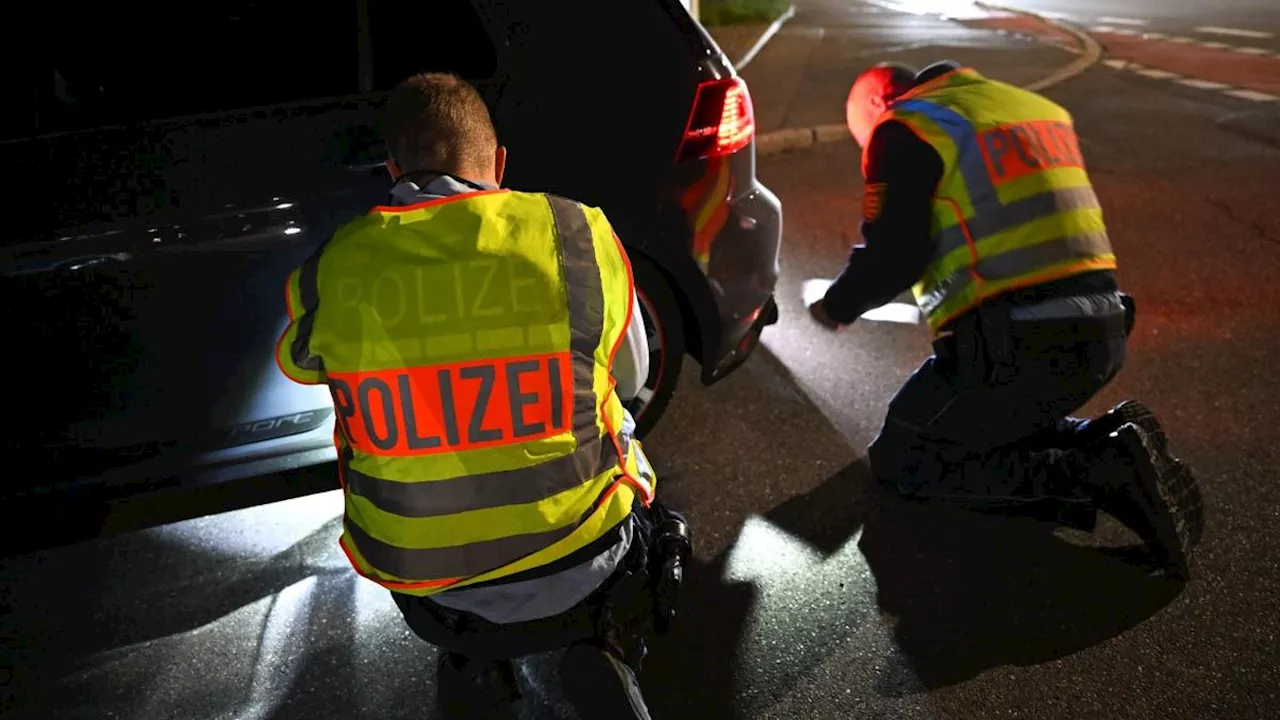 Verkehrspolizei kontrolliert Autos bei Tuningtreffen