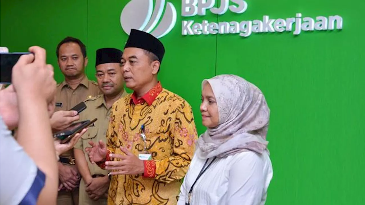 Jelang Lebaran, BPJS Ketenagakerjaan Serahkan Bantuan Banjir di Demak