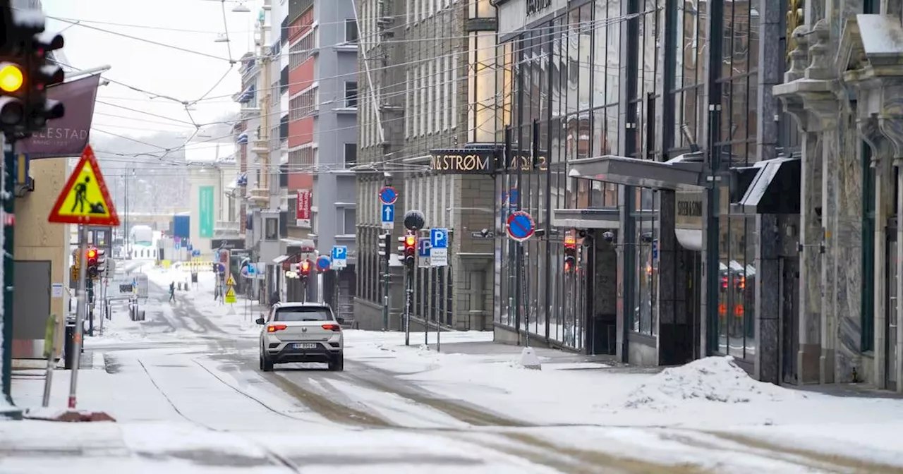 Gult varsel om snø torsdag – så skal det bli 17 grader varmt