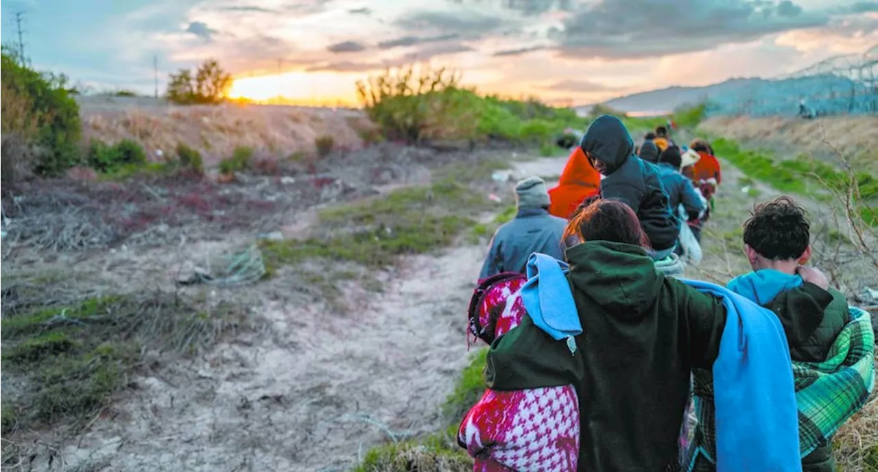 Procesan por amotinamiento a más de 200 migrantes que cruzaron de México a EU