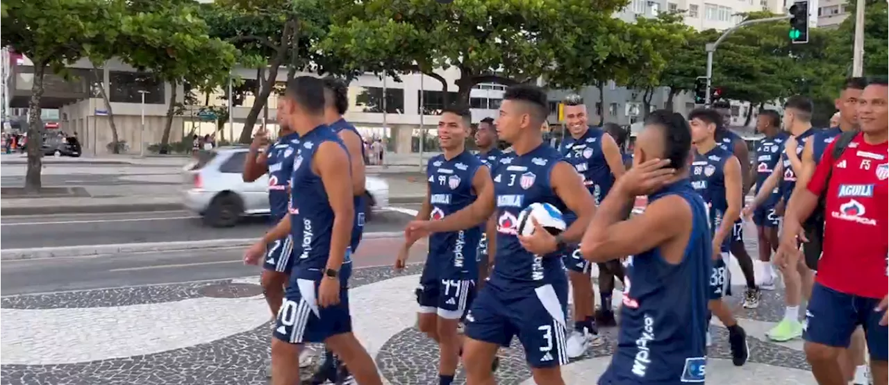 Junior recorrió Copacabana y jugó con algunos niños en la playa