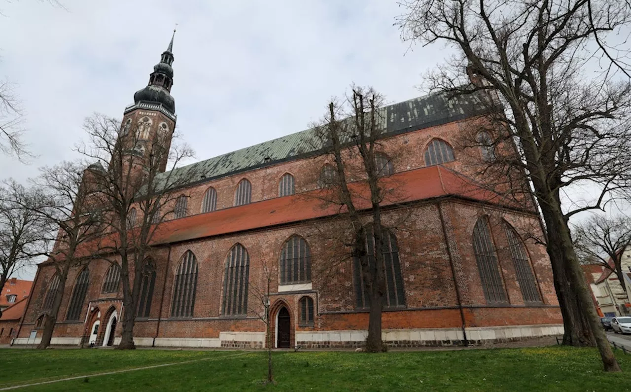 Neue Fenster in Caspar David Friedrichs Taufkirche