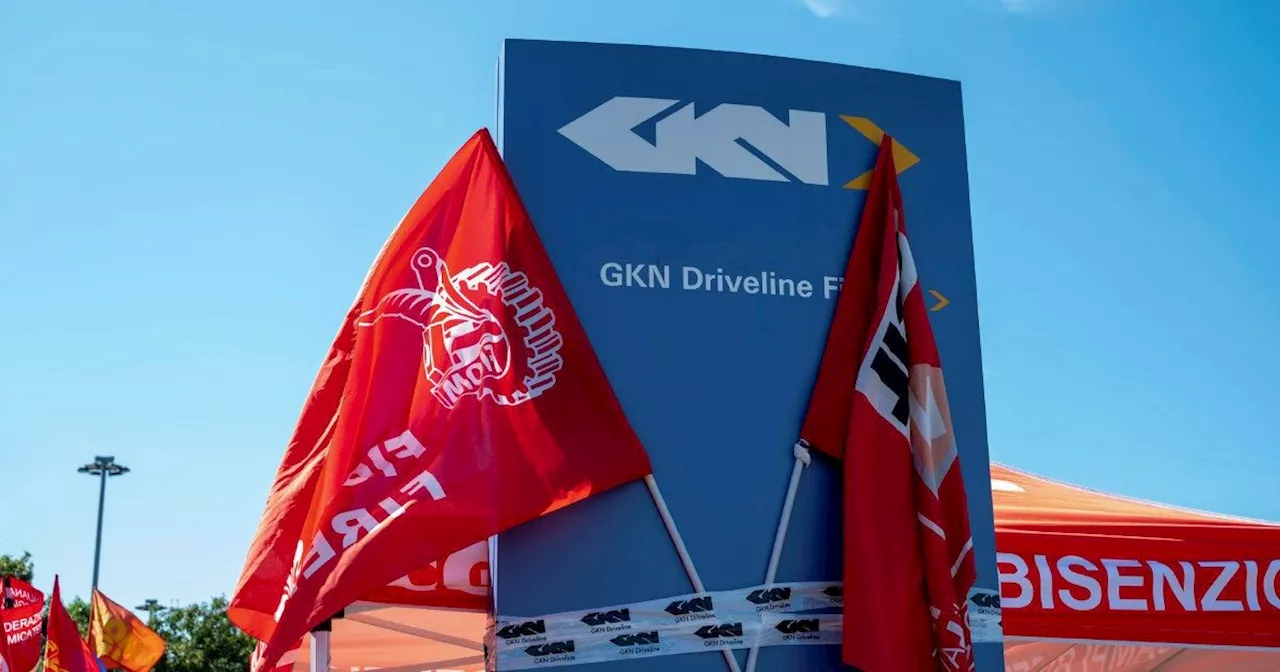 Ex Gkn, gli operai: “Qualcuno ha forzato la porta della fabbrica e tolto l’elettricità