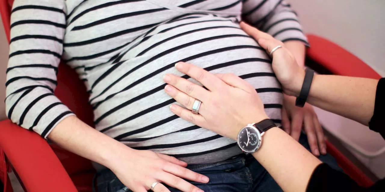 Lesbisches Paar trägt Baby der jeweils anderen aus für „besondere Bindung“