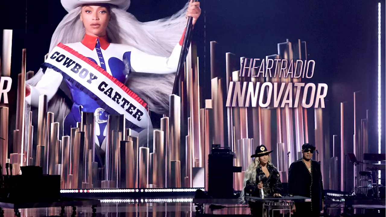 Beyoncé receives iHeartRadio's Innovator Award, thanks those who create 'a shift'