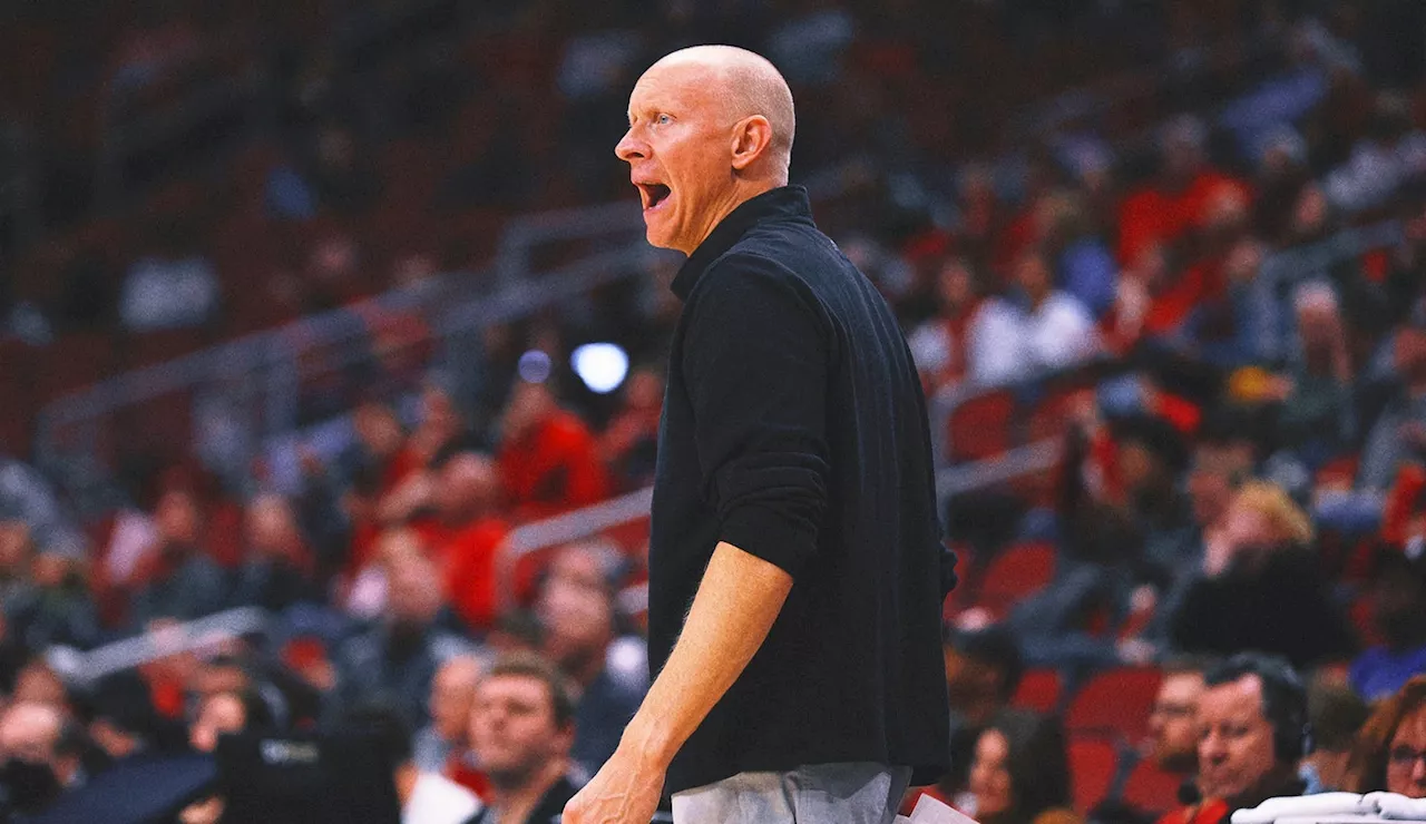 Charleston hires ex-Louisville coach Chris Mack to replace Pat Kelsey