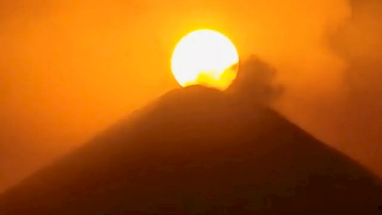 Captan atardecer en el Popocatépetl: 'el Sol es devorado en la boca del volcán'