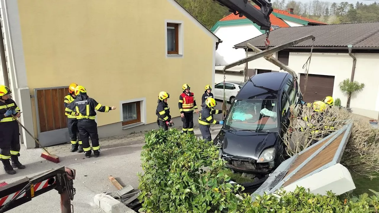 Kinder suchten Osternesterl, dann krachte Pkw in Garten