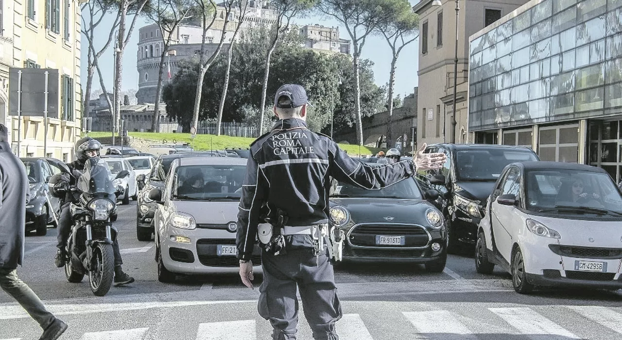 Stipendi vigili, aumenti dai 900 ai 4mila euro per 4mila agenti: c'è l'ok della giunta