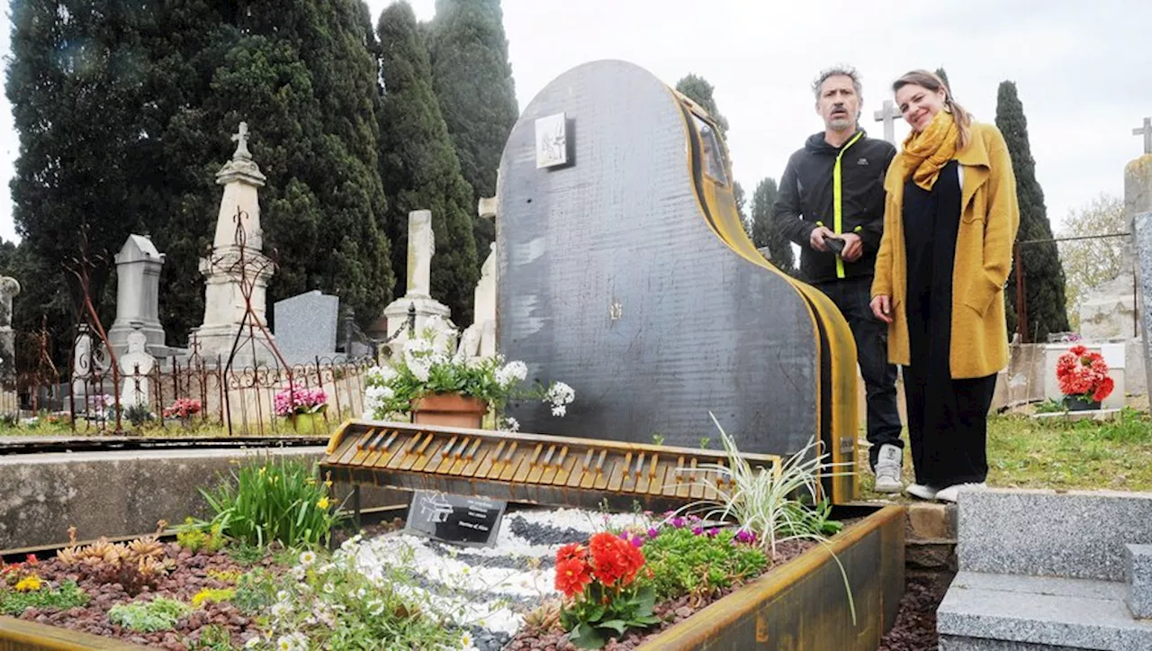 Une sépulture vivante en hommage à un pianiste